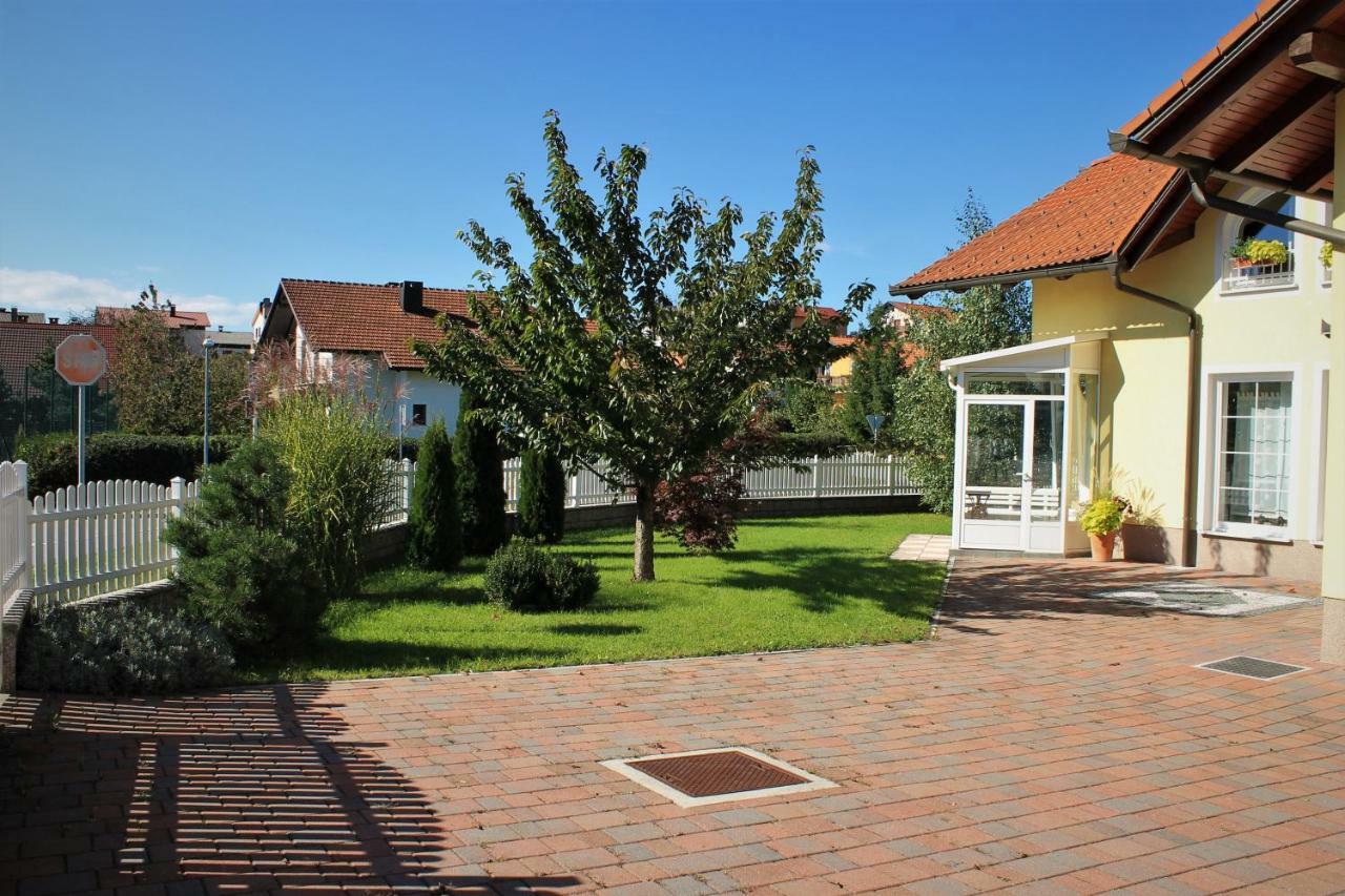 Yellow Dreamhouse Postojna Extérieur photo
